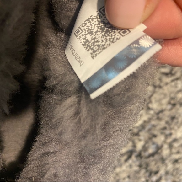 UGG Women’s Skull Slippers 7 - Picture 4 of 4